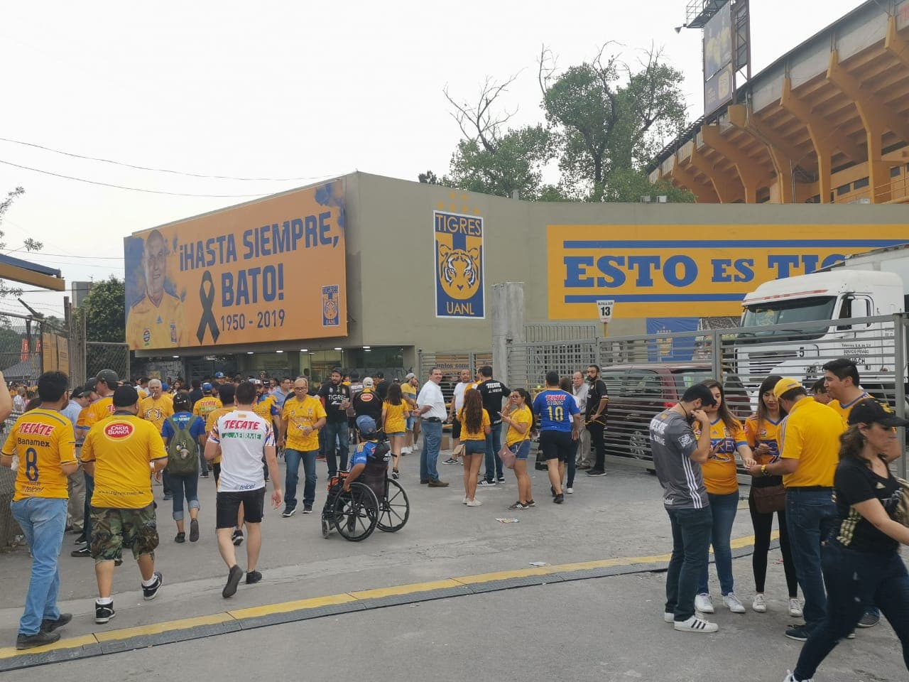 Aficionados de Tigres, mayoritariamente, y del León, tomaron por 'asalto' las inmediaciones del Estadio Universitario para atestiguar el juego de Ida de la Final del Clausura 2019 de la Liga MX en Monterrey. Se esmeraron y le pusieron un fantástico ambiente.