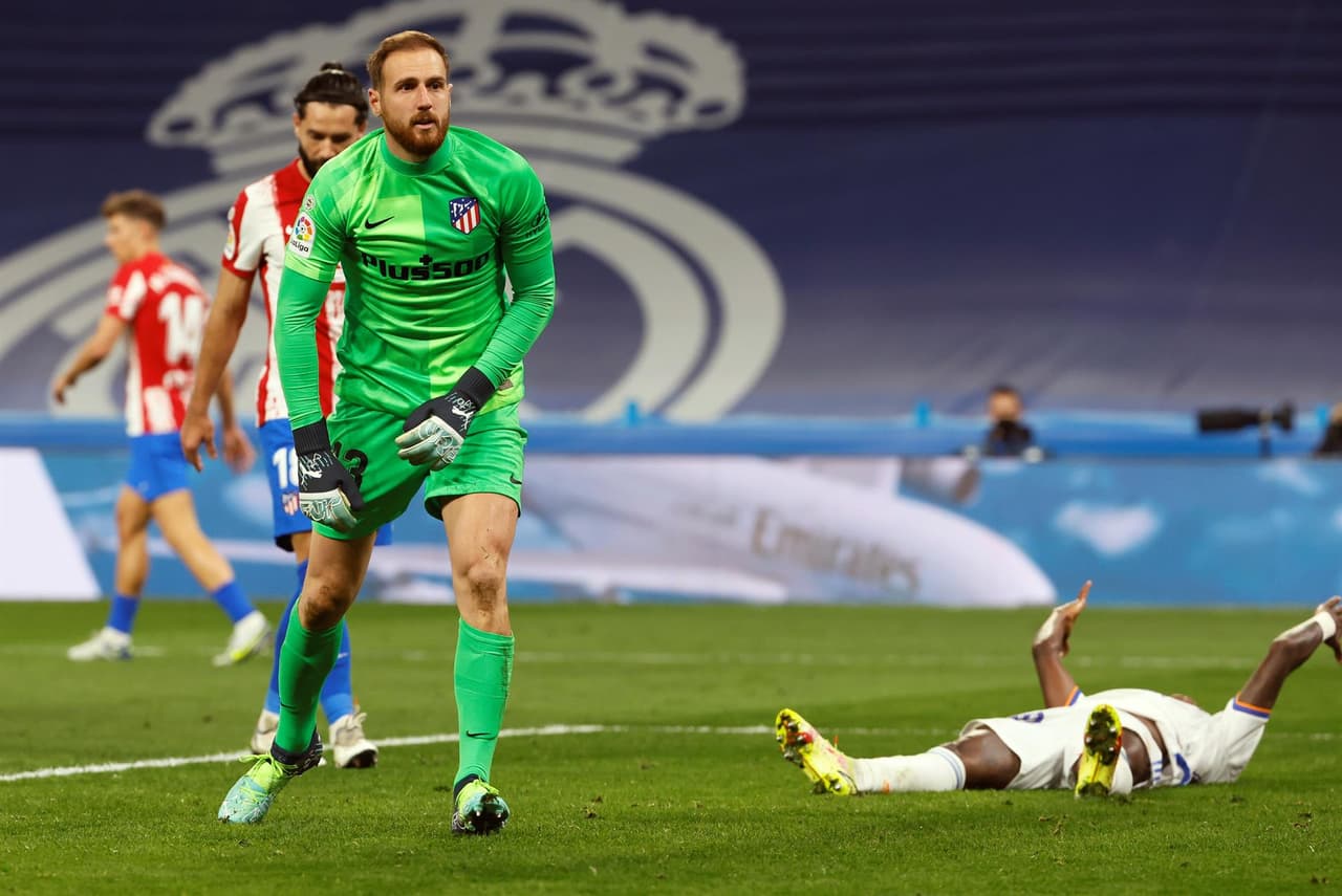 Con goles de Karim Benzema y Marco Asencio, el Real Madrid se impone al Atlético de Madrid, se lleva el Derby y sigue con paso perfecto en La Liga.