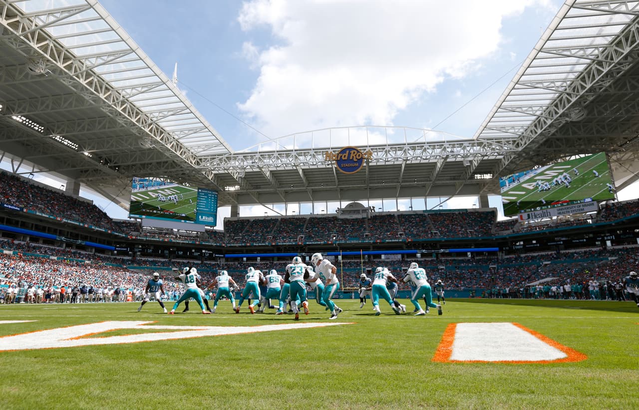 Las bromas comenzaron en el primer cuarto del debut de los Dolphins en el Hard Rock Stadium, pues pronto la multitud estaba coreando el nombre del quarterback reserva Matt Moore.