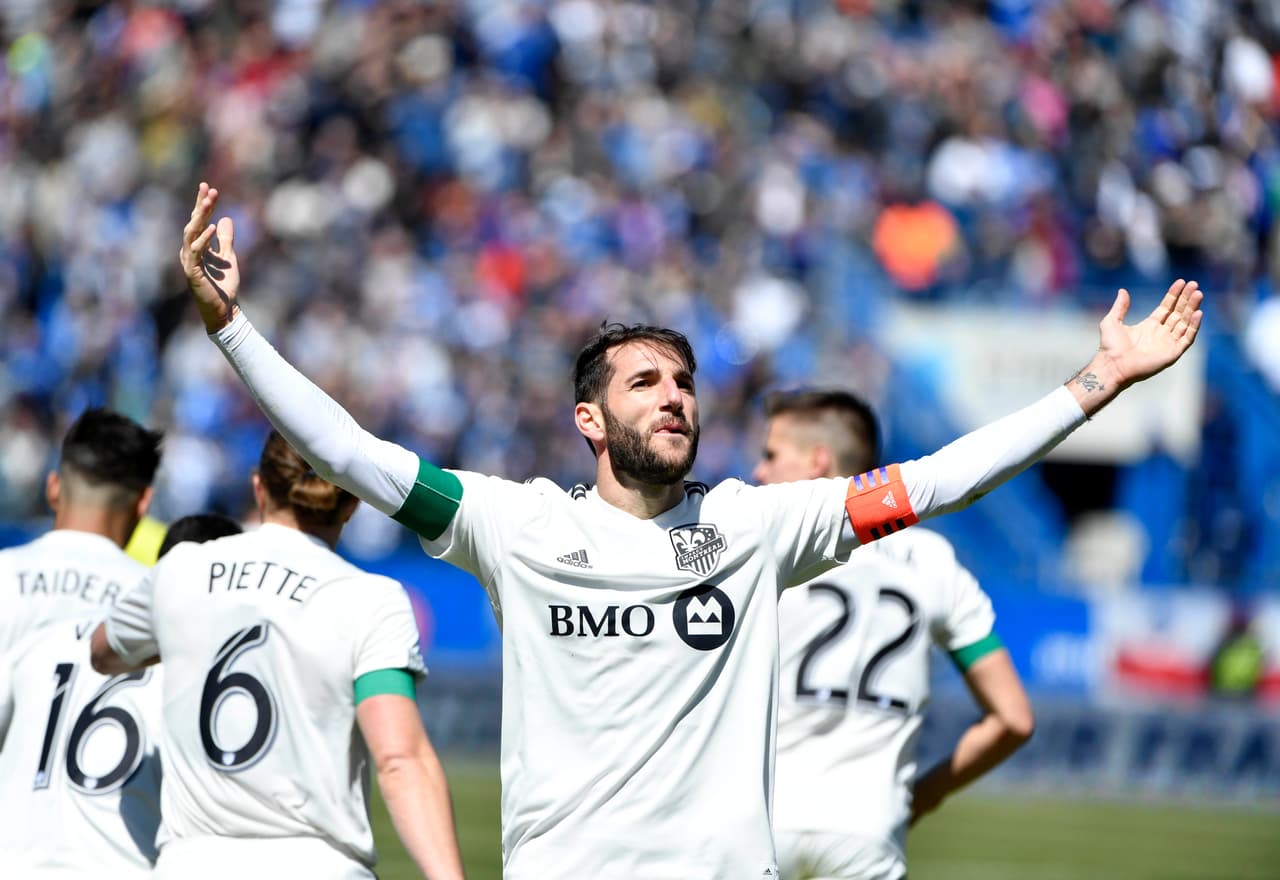 El artillero se hacía la gran figura del encuentro para los locales, que se vestían de fiesta.