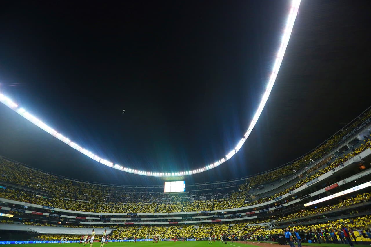 América vistió de amarillo el estadio Azteca en medio de la celebración de su centenario. La fiesta de las Águilas tuvo un color excepcional, tres días después del 12 de octubre, fecha de su cumpleaños.