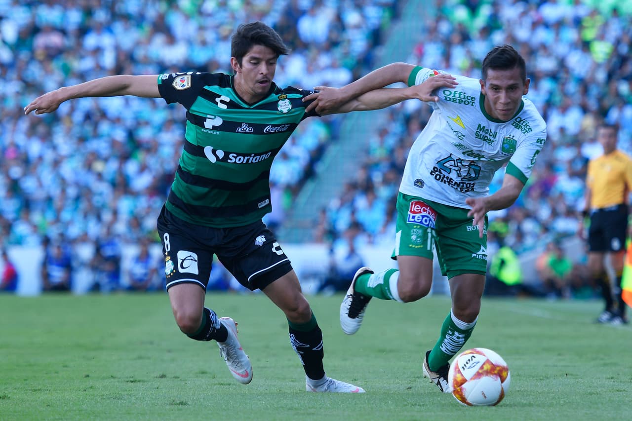 Para el segundo tiempo cambiaron los shorts blancos por los negros que normalmente completan su segunda indumentaria.