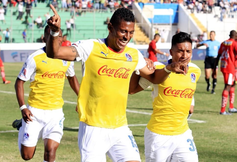 Olimpia goleó al Vida y se mantiene en la punta