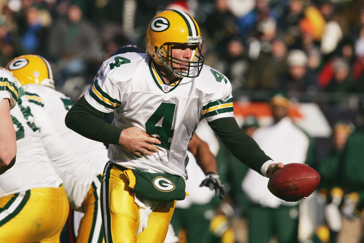 Favre es poseedor de un récord que jamás será superado, pues conectó un pase de 99 yardas para touchdown a Robert Brooks contra Chicago Bears en 1995.