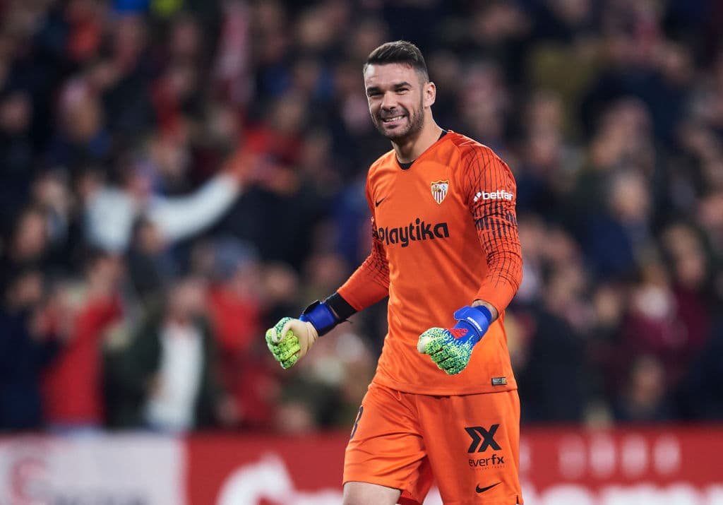 Todo era felicidad para el equipo local y su entusiasta afición, pues cuando el Sevilla se puso por delante 2-0, a los 76 minutos, ya rondaba una sensación de marcador definitivo...