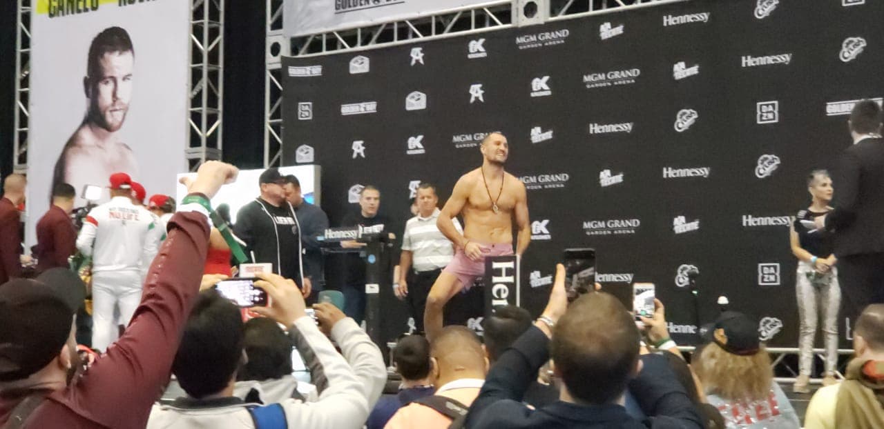 Saúl Álvarez presumió de un físico más trabajado que el ruso Kovalev en la ceremonia de pesaje.