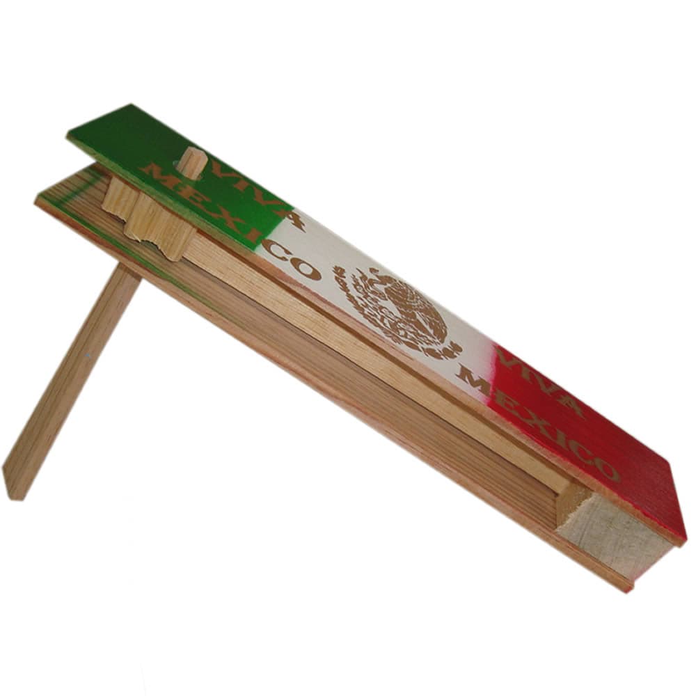 ¡La matraca, traca, traca! Para darle sabor y ritmo nada mejor que este ruidoso instrumento de madera, que produce una singular melodía cada que la sujetas por el mango y la haces girar y girar.