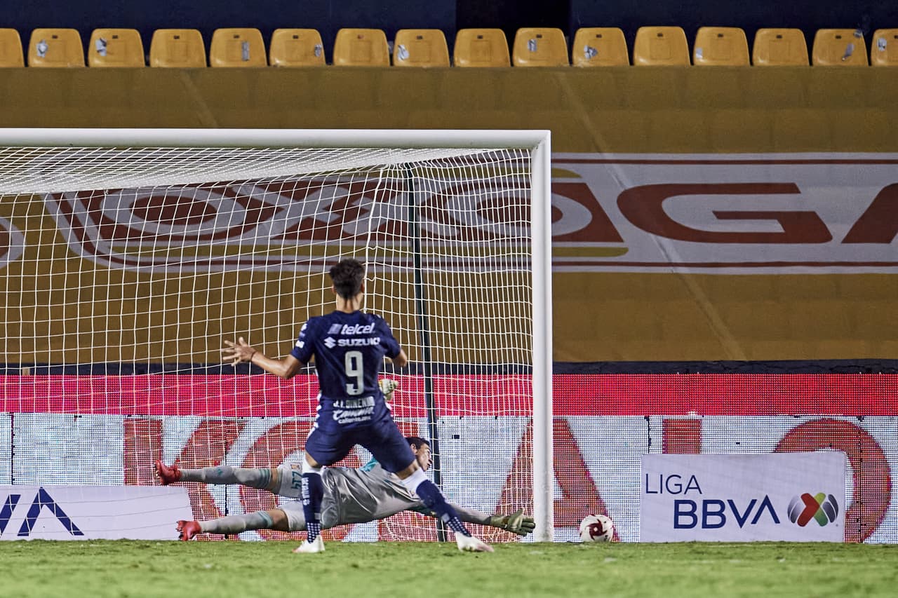 Dinenno cobró y mandó el balón desviado del arco.