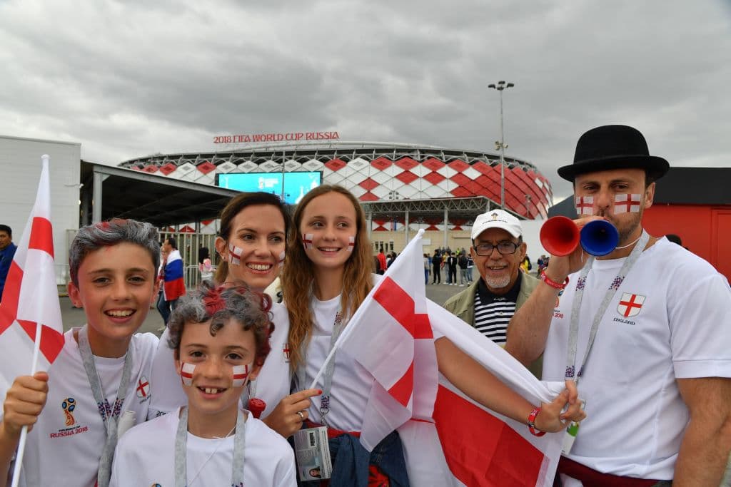 Los fanáticos en Moscú prendieron la fiesta del duelo de octavos de final entre Colombia e Inglaterra, con un colorido que marca la definición del último clasificado a cuartos de final en Rusia 2018.