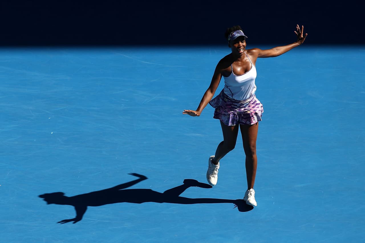 Al confirmar su victoria a la cuarta oportunidad y después de dos horas y 26 minutos de lucha, Venus dio todo un recital de alegría. Arrojó la raqueta, extendió los brazos, cayó de rodillas como Rafael Nadal tras vencer a Milos Raonic, y luego bailó y saltó para después de saludar a Coco en la red, y reír y llorar al mismo tiempo en su banquillo, con las manos cruzadas en el pecho.