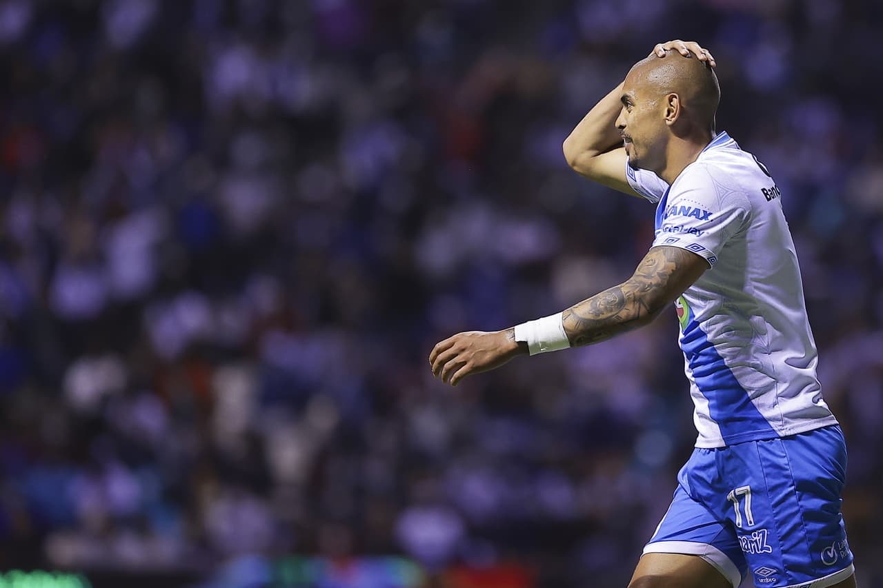 El primer tiempo careció de ocasiones de gol en ambas porterías. Ambas escuadras tuvieron presencia en el área, pero sin el toque final.