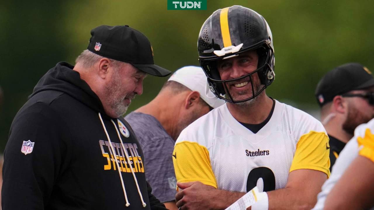 Aaron Rodgers intercambia insultos con su coach en juego de Steelers