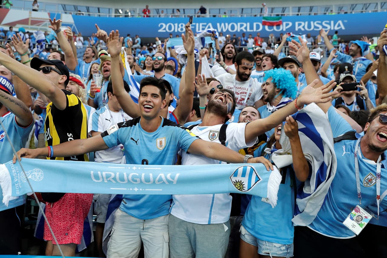 Los seguidores llegaron al Fisht Stadium en Sochi para disfrutar y mostrar su alegría en el partido entre Uruguay y Portugal, el segundo de las llaves de octavos de final del Mundial de Rusia 2018.