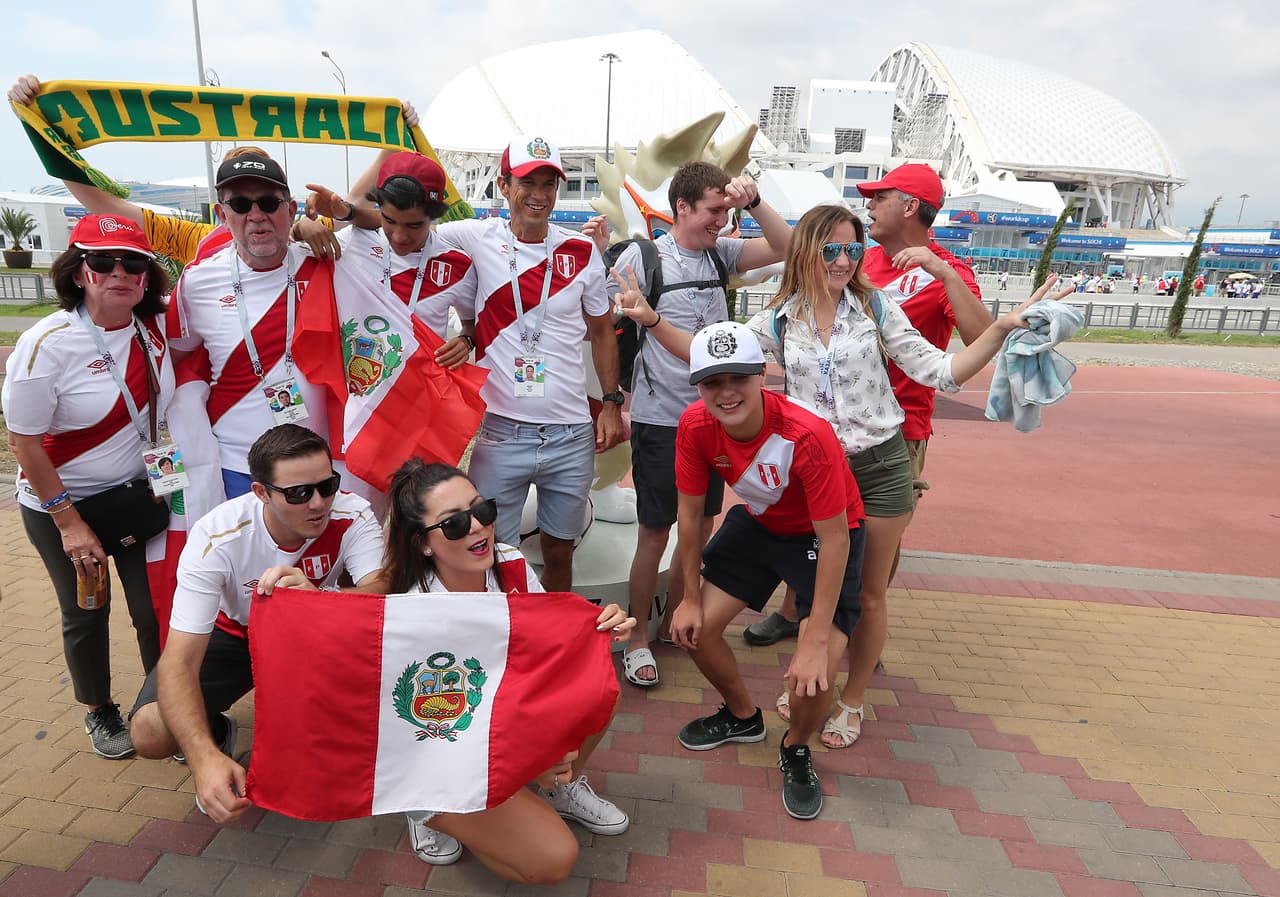 Los hinchas peruanos y australianos viven con emociones distintas su último duelo por el grupo C del Mundial, unos con la nostalgia de la despedida y los otros con la ilusión de aún llegar a octavos.