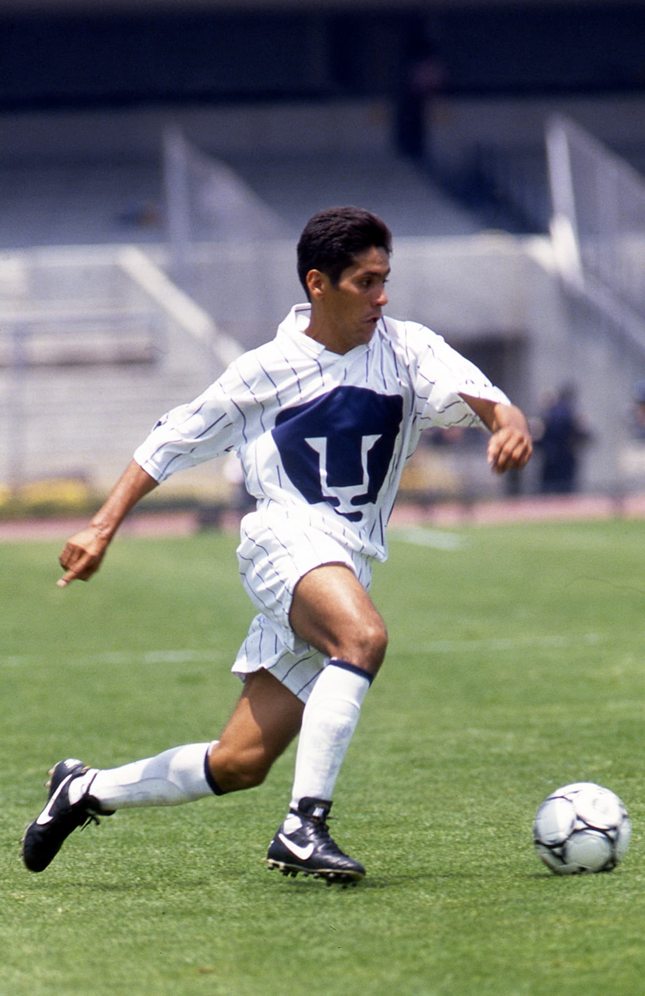 La playera fue un éxito no solo en el campo si no en la calle, en su época podías verla por todos lados y aun hoy una que otra aparece por ahí. Adquiere
<a href="http://bit.ly/UNAMJersey" target="_blank">el jersey de Pumas aquí.</a>