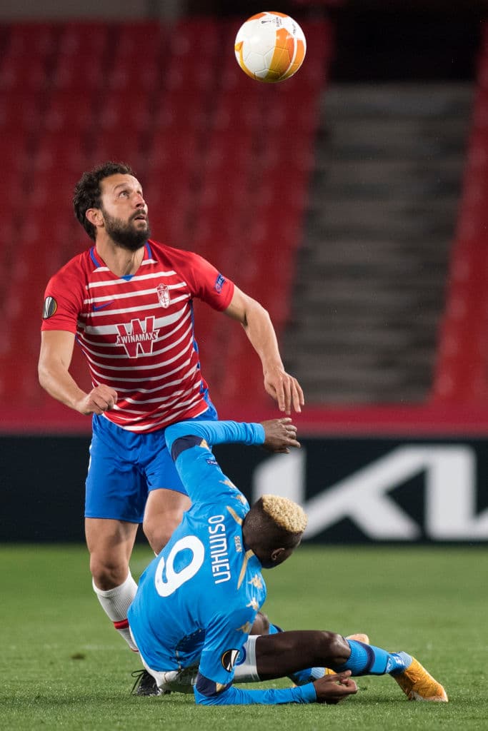 El Napoli no puede ante la escuadra española de Granada y pierde 0-2 en los dieciseisavos de la UEFA Europa League. Las anotaciones por parte de los rojiblancos fueron por parte de Yangel Herrera y Kenedi, uno tras otro. El mexicano Hirving Lozano no tuvo participación por lesión.