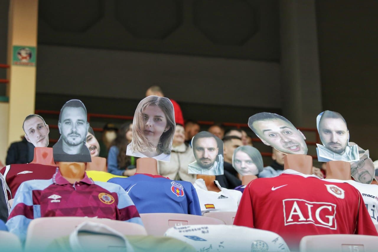El Dinamo Brest, equipo de futbol en Bielorrusia, colocó jugadores de cartón con playeras para que no se sienta un ambiente tan vacío.