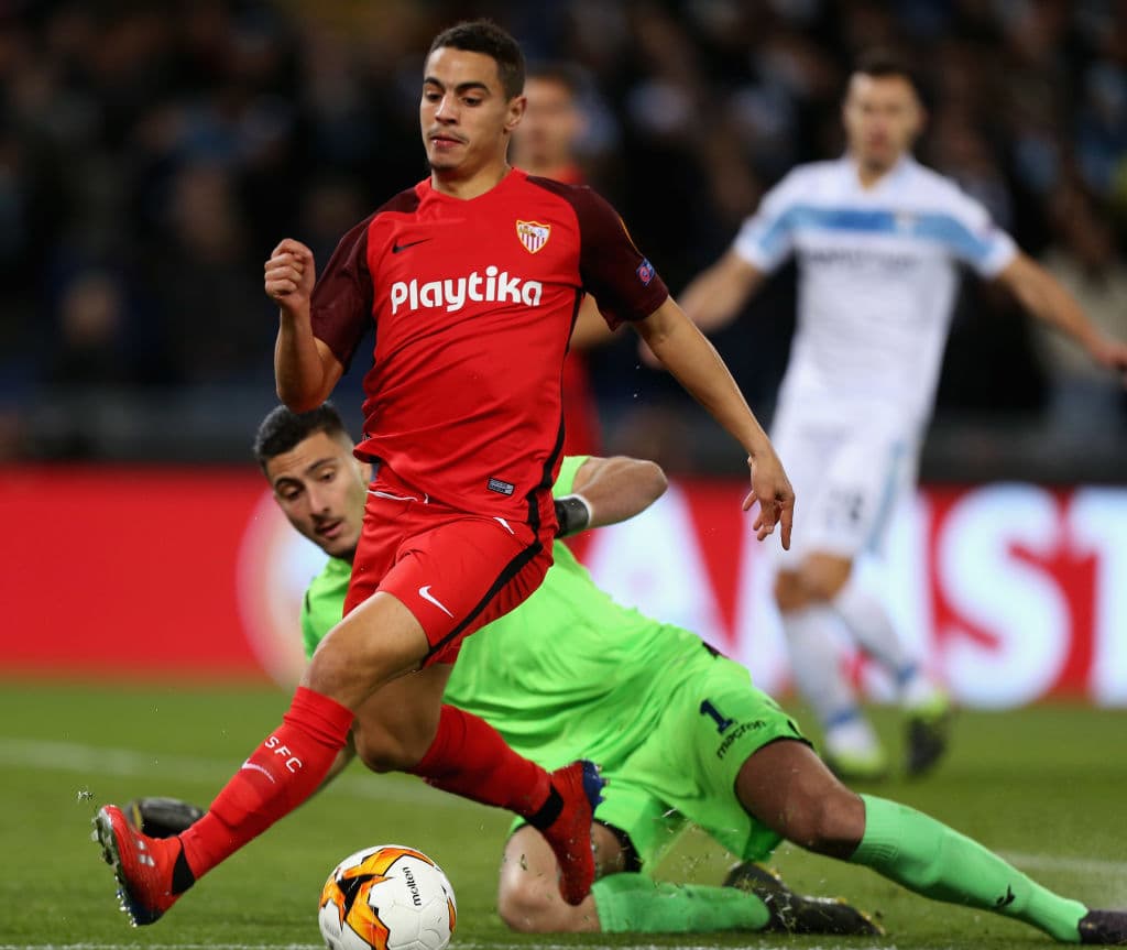 El Sevilla esperaba vender a Wissam Ben Yedder a un grande. La temporada pasada acabó con el franco-tunecino en todas las portadas de Francia coincidiendo con su estreno oficial en la selección. En el Sevilla se frotaban las manos, sobre todo cuando surgió el interés del Manchester United. Pero todo eso se enfrió, aunque aparece un nuevo candidato en Italia: el Nápoles. Según el
<i>Corriere dello Sport</i> está pensando en el sevillista para suplir la posible salida del polaco Milik.