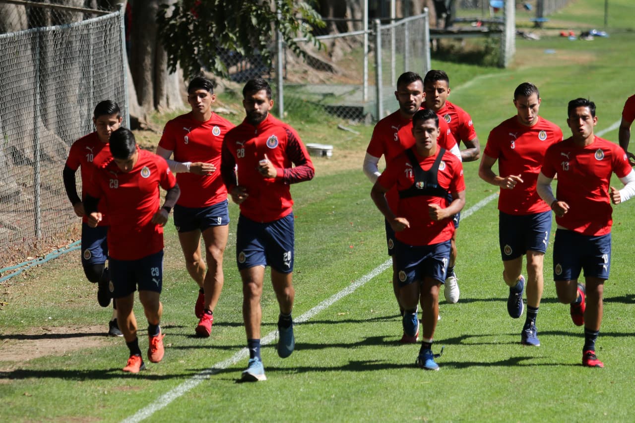 El semblante en el entrenamiento de Chivas de Guadalajara en Chivas Verde Valle es un reflejo de la situación futbolístic del equipo, una crisis que el técnico Tomas Boy aún no logra revertir.