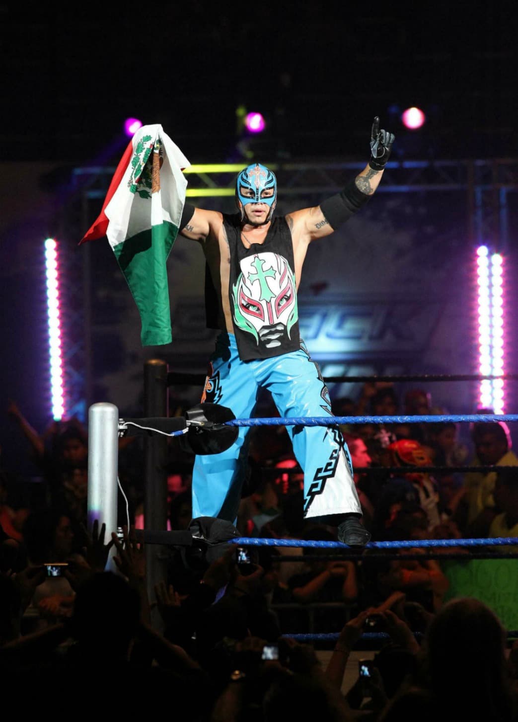 14 títulos de la WWE ganó Rey Mysterio en su paso por allí, del 2002 al 2015. Aunque no nación en México, es de raíces mexicanas y siempre se muestra orgulloso de ello. El luchador más importante de la historia azteca.