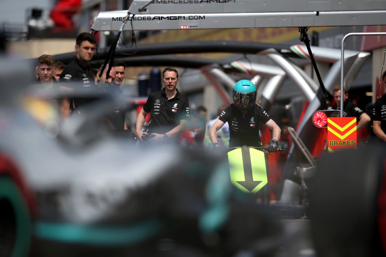 Este viernes la acción en el Gran Premio de Francia (Circuito Paul Ricard en Le Castellett) inició con las dos primeras sesiones de prácticas libres. Los autos de Mercedes volvieron a estar en lo más alto de la clasificación: Lewis Hamiton en la primera y Valtteri Bottas en la segunda. Por su parte, Sergio 'Checo' Pérez fue puesto 11 y 16, respectivamente.