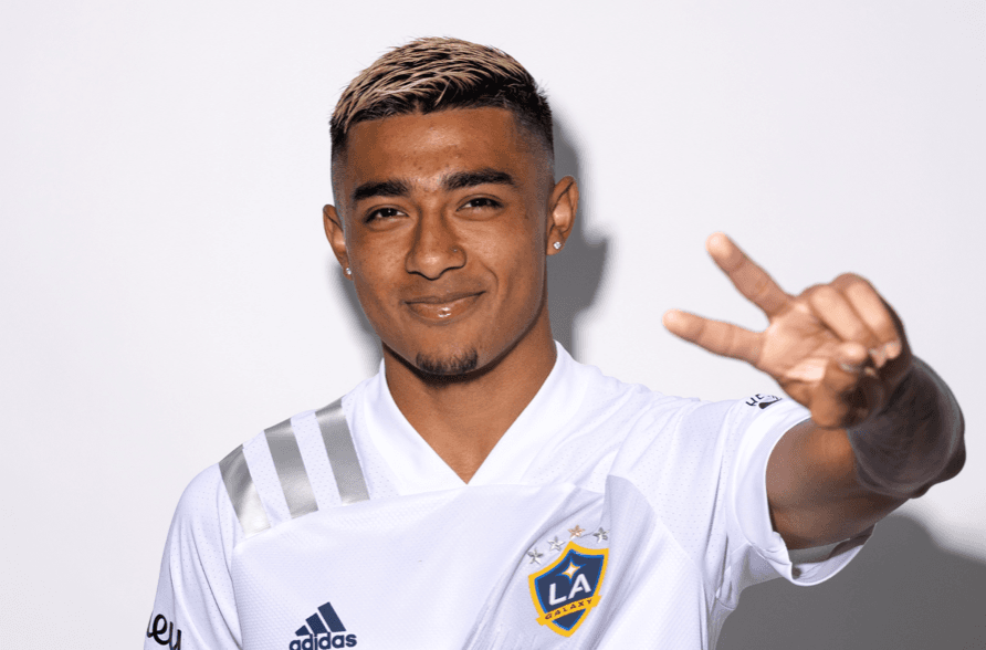 Julián Araujo queda fuera de la lista del Tri para jugar ante Ecuador