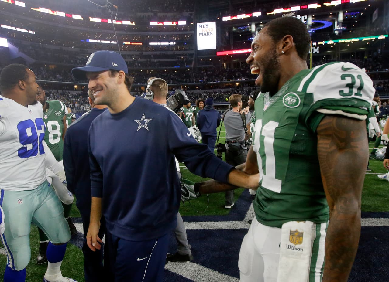 Dallas Cowboys' Tony Romo, left, and New York Jets cornerback Antonio Cromartie (31) greet each other after their NFL football game, Saturday, Dec. 19, 2015, in Arlington, Texas. The Jets won 19-16. (AP Photo/Michael Ainsworth)