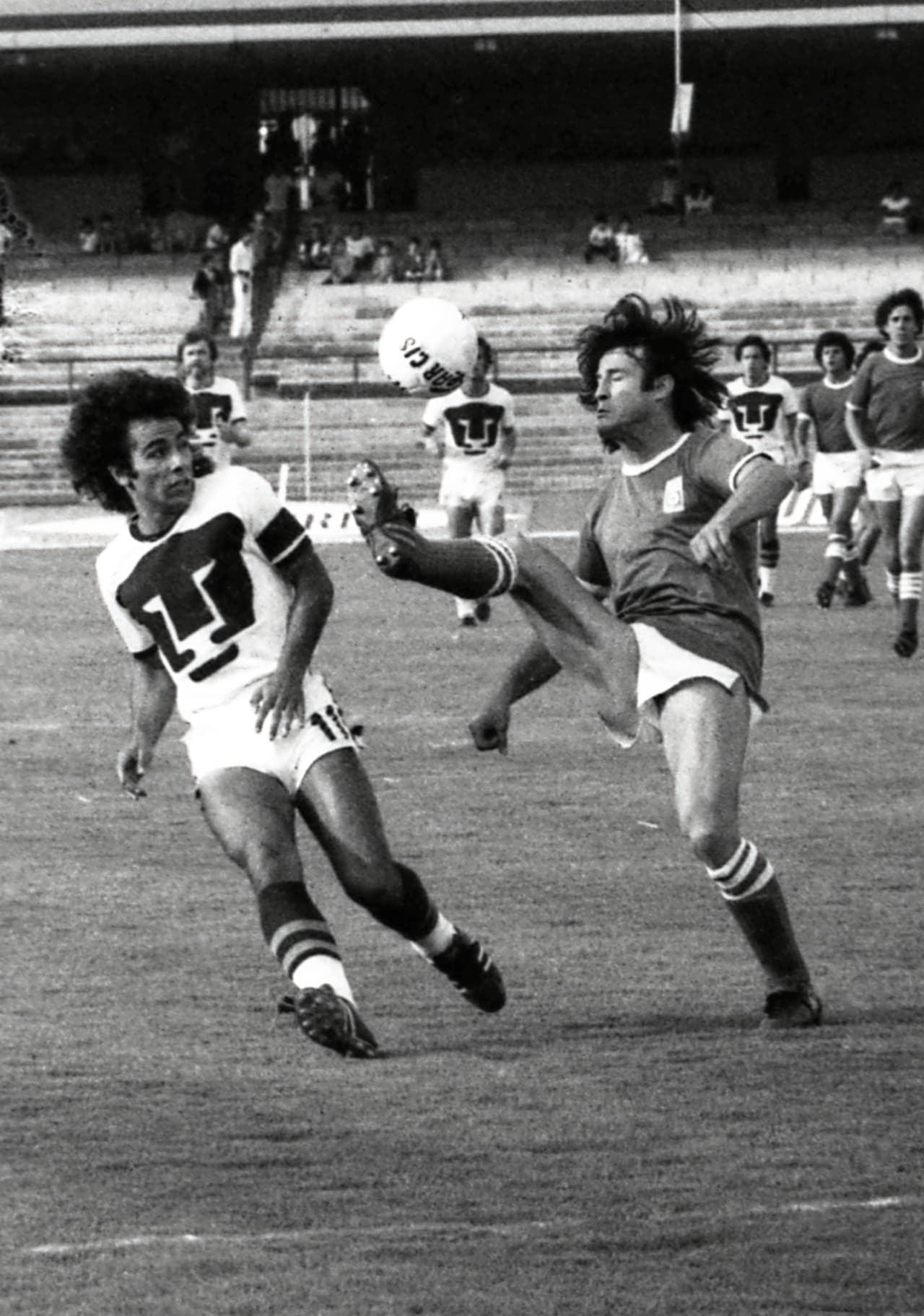 En la década de los 70's nació el diseño que se repetiría en otras muchas playeras de los Universitarios, el característico Puma dorado gigante en el pecho.