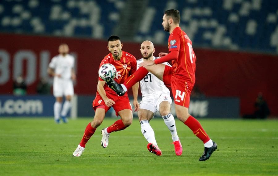 Goran Pandev, con 37 años, anota el gol de la victoria para Macedonia del Norte que los pone dentro de la Euro 2020 tras derrotar a Georgia. Es la primera vez que los macedonios califican a una Eurocopa en su historia.