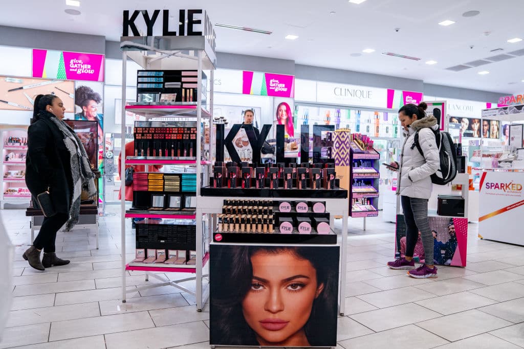 Kylie Jenner ha conquistado las industrias del maquillaje y el cuidado de la piel con Kylie Cosmetics y Kylie Skin.