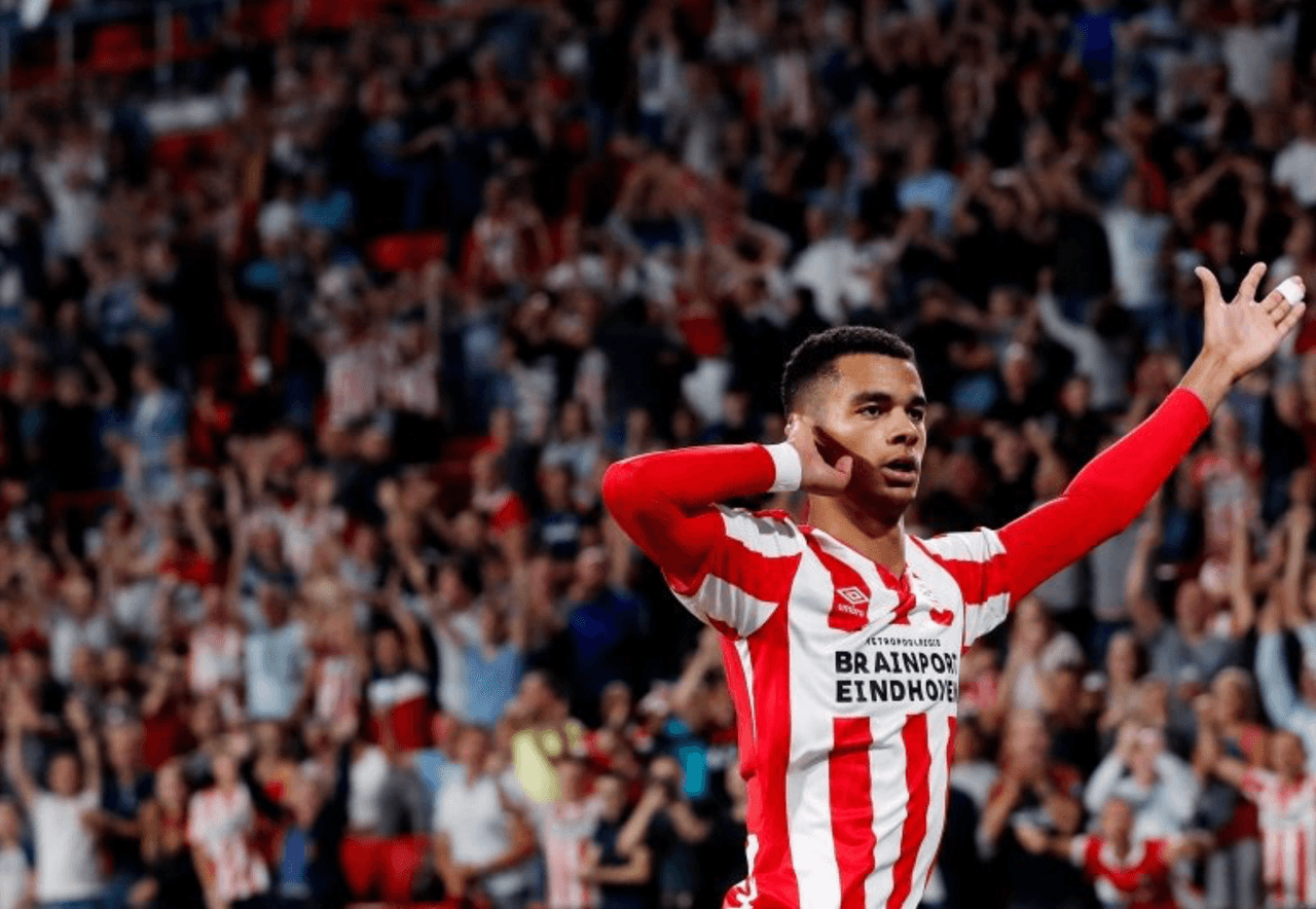 El anotador Gakpo es reemplazado por Hendrix.