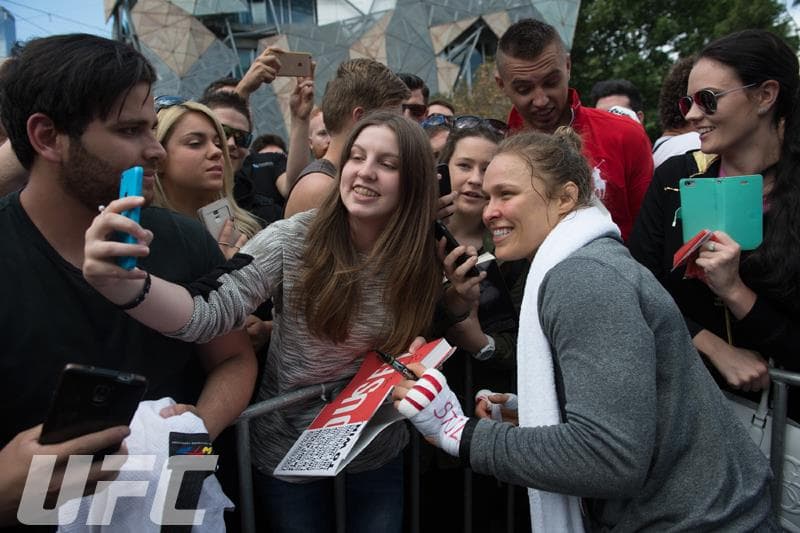 Ronda Rousey enseñó sus armas en Australia de cara a su combate contra Holly Holm este 14 de noviembre en Australia.