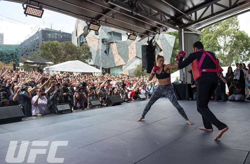 Ronda Rousey enseñó sus armas en Australia de cara a su combate contra Holly Holm este 14 de noviembre en Australia.
