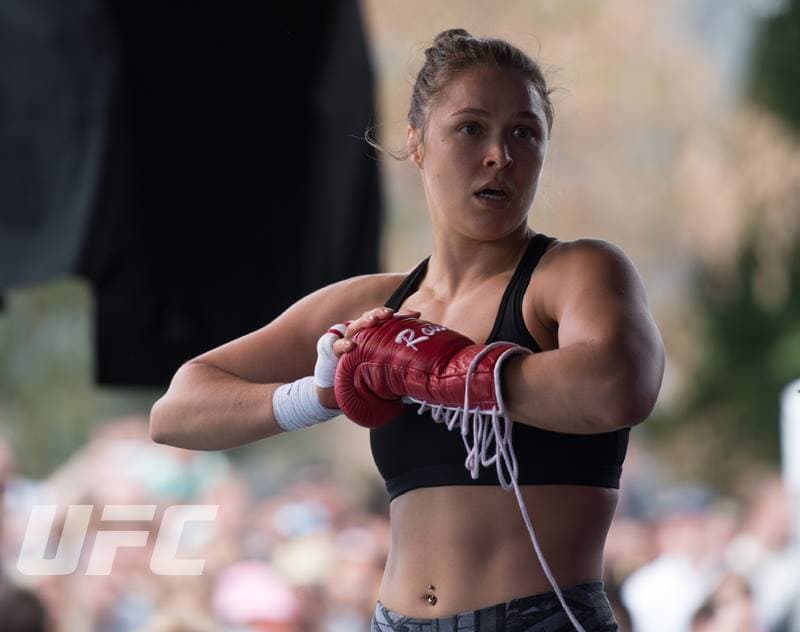 Ronda Rousey enseñó sus armas en Australia de cara a su combate contra Holly Holm este 14 de noviembre en Australia.