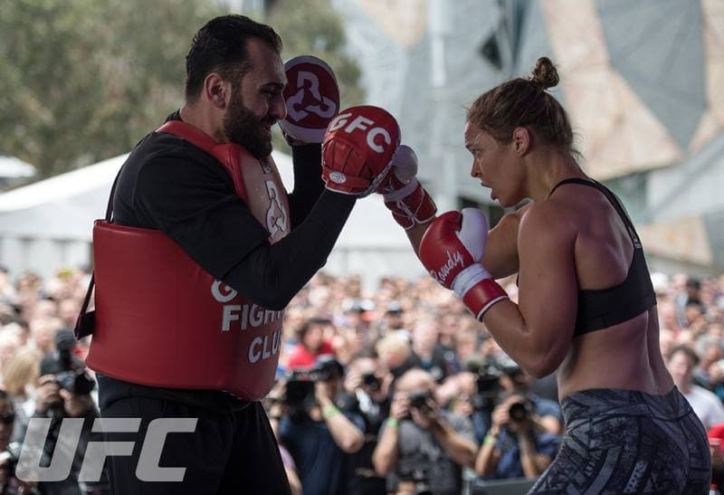 Ronda Rousey enseñó sus armas en Australia de cara a su combate contra Holly Holm este 14 de noviembre en Australia.