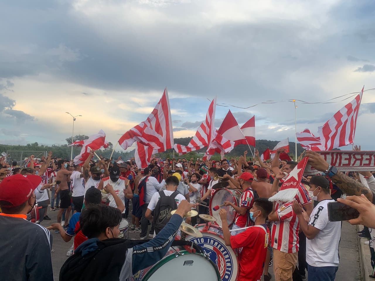 Los fanáticos de Chivas se encargaron de poner el ambiente y el color a las afueras del estadio Akron previo al Clásico Tapatío ante los Zorros del Atlas.