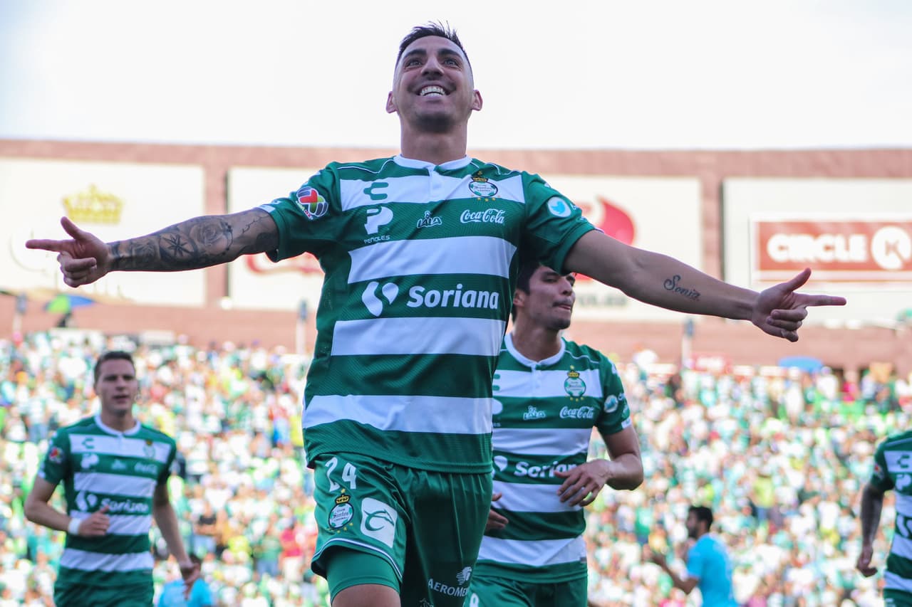 Al minuto 18' el argentino Javier Correa (centro) encontró el camino para ampliar a 2-0 la ventaja de los locales.