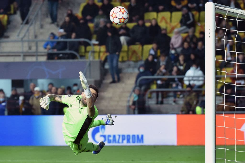 Real Madrid derrota 3-0 al Sheriff Tiraspol con anotaciones de David Alaba (30'), Toni Kroos (45+1') y Karim Benzema (55'), poniéndose como líderes de grupo y asegurando su clasificación a la siguiente ronda de la UEFA Champions League.