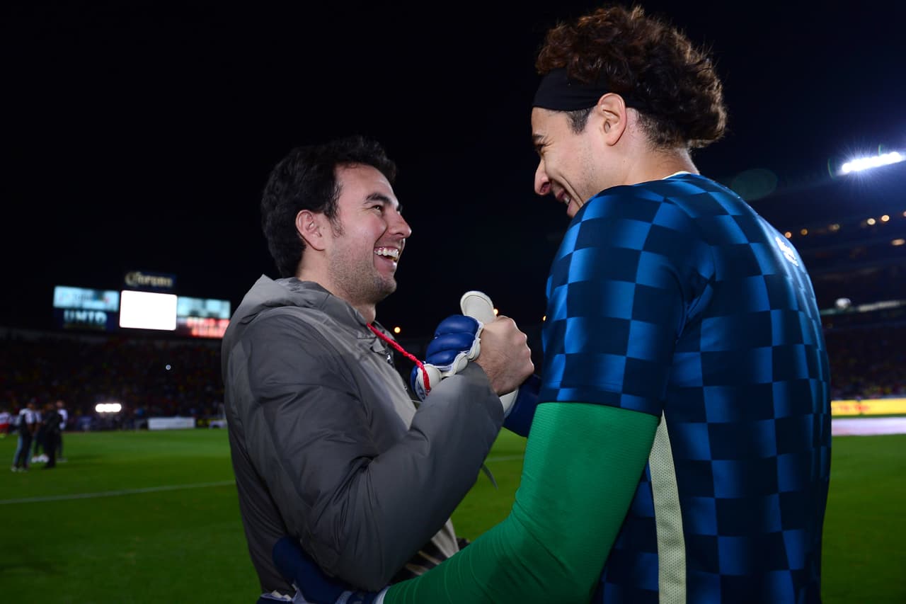 Checo Pérez, piloto mexicano, con Memo Ochoa previo al encuentro.