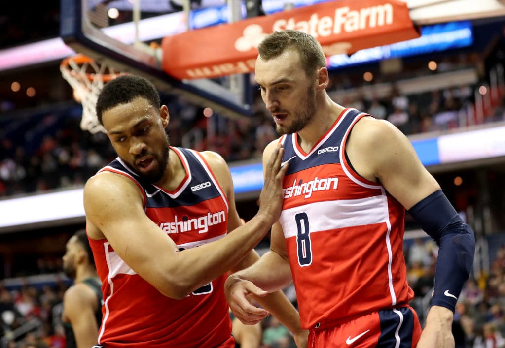 <b>MINNESOTA 121-135 WASHINGTON</b>. Los Timberwolves (29-34) ven cada vez más lejos la posibilidad de los Playoffs al sumar su tercer revés seguido al caer ante los Wizards (26-37), quienes buscan también la postemporada, aunque se ve muy distante.