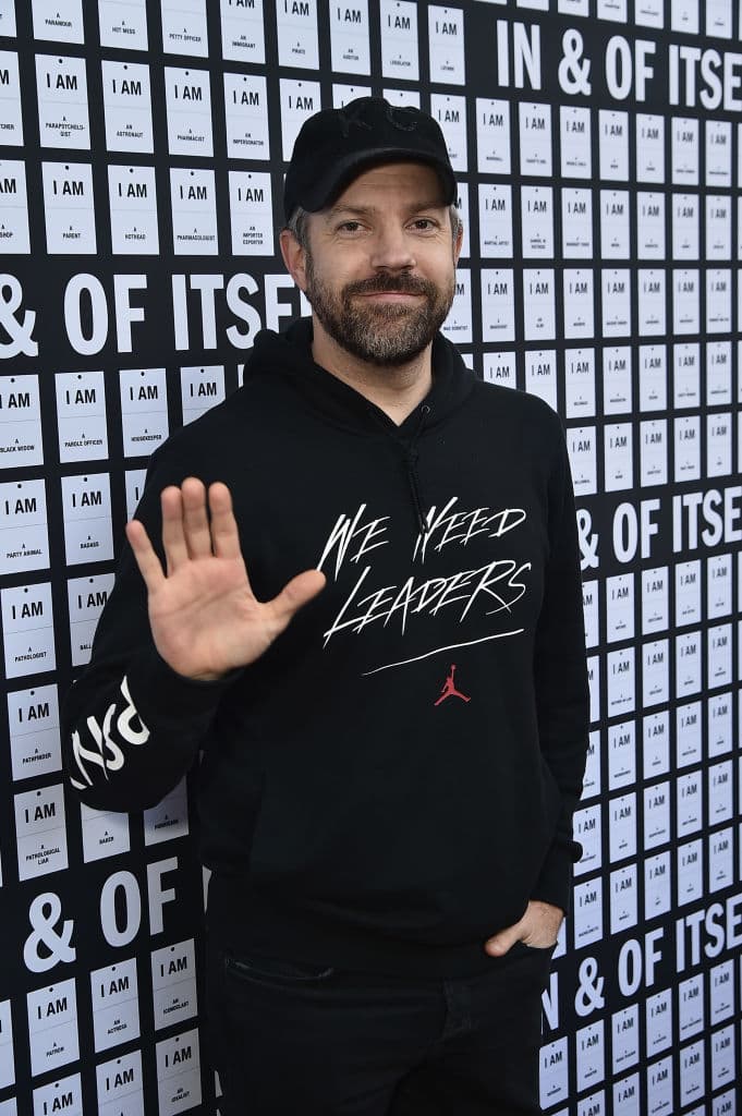 Narra la historia del mítico atleta Jesse Owens, el coloso de la velocidad que saltó a la fama en los Juegos Olímpicos de Berlín de 1936, cuando dejó al mundo boquiabierto con sus espectaculares marcas que echaron por tierra la teoría de Hitler sobre la supremacía de la raza aria.
<br>