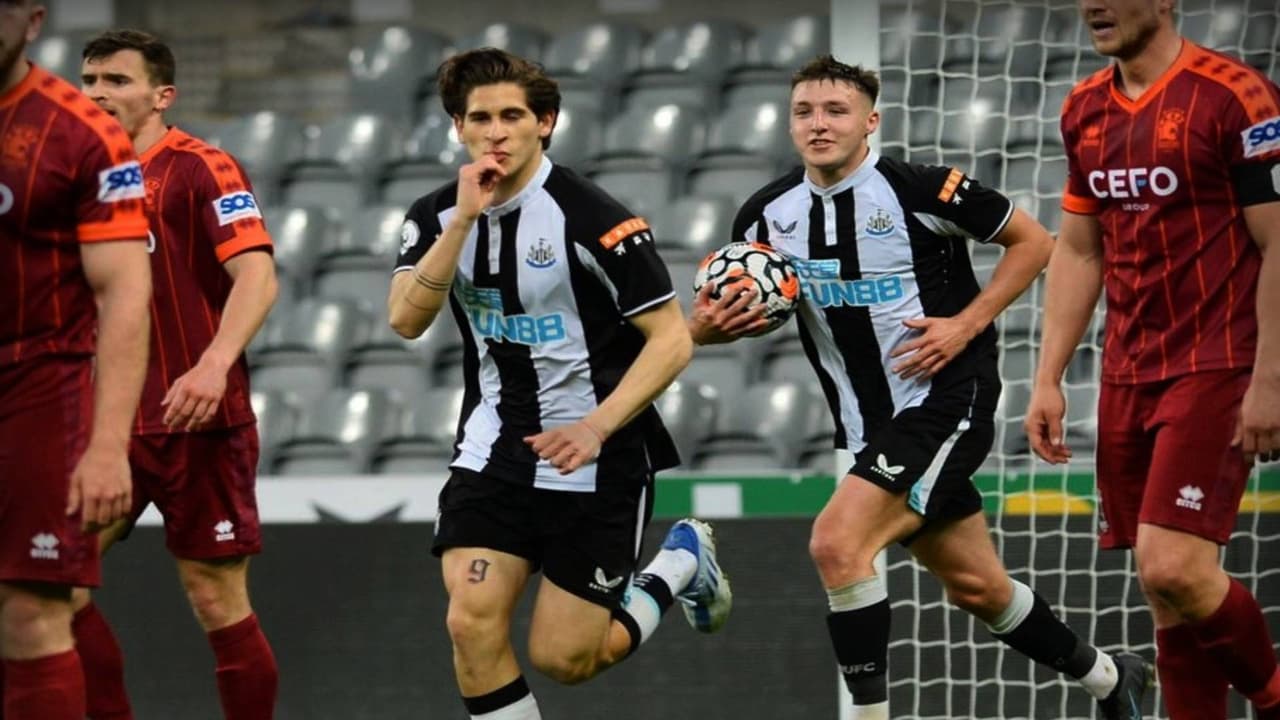 Santi Muñoz anota gol con el Newcastle ante el Blyth Spartans