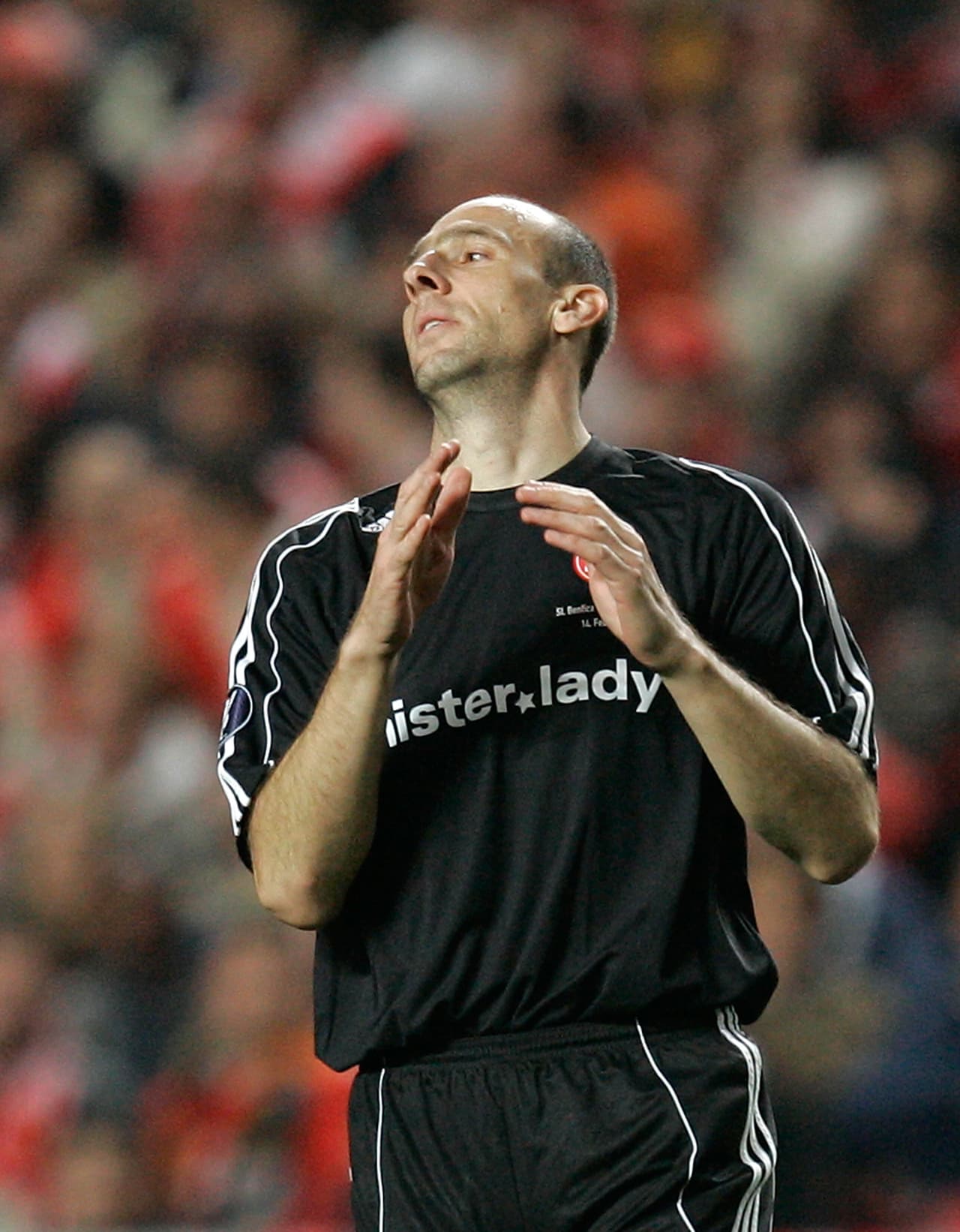 F.C. Nurnberg (Alemania) - Mister Lady - El equipo utilizó el sponsor de esta peculiar tienda de ropa, incluso en la Europa League.