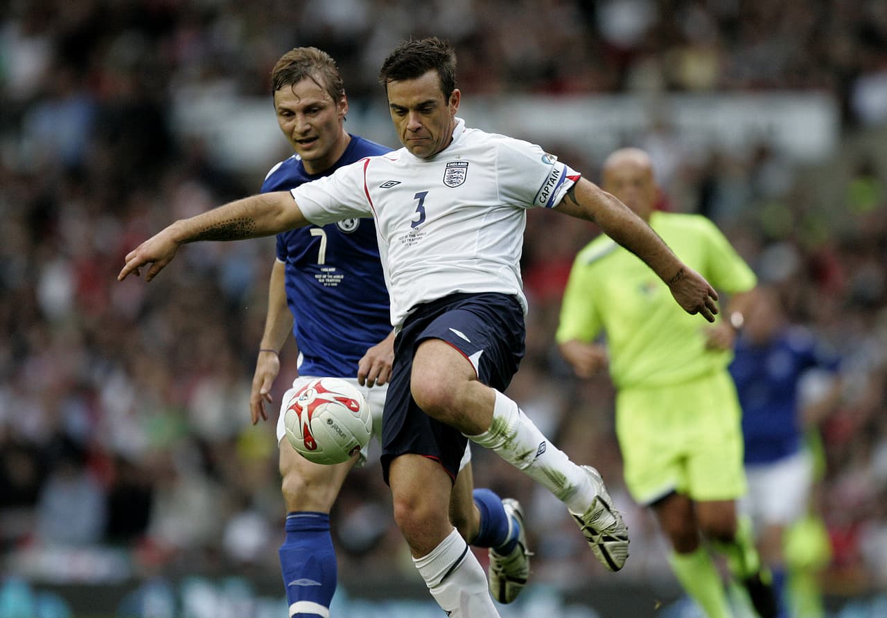 El exitoso exponente del pop combinó sus más grandes pasiones: la música y el futbol. Una cosa le llevó a la otra y ahora puede presumir maravillosas anécdotas que le han regalado los escenarios y las canchas de futbol.