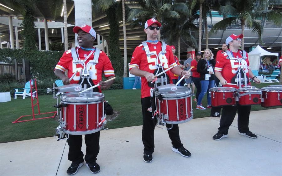 Así se vive el color en el Hard Rock Stadium de Florida previo al partido entre San Francisco 49ers y Kansas City Chiefs.