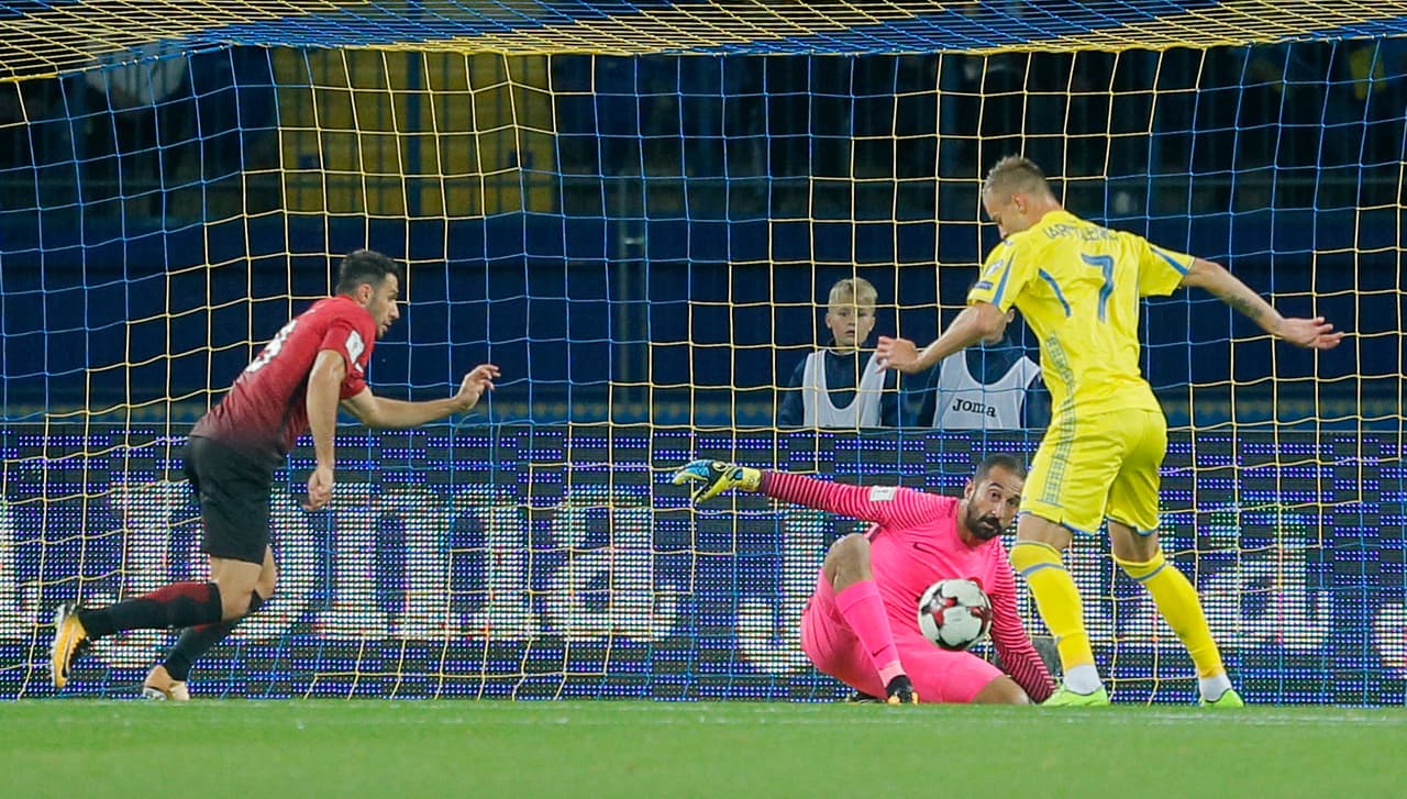 Al minuto 18, Yarmolenko marcó su primer gol para los ucranianos luego de esta jugada.