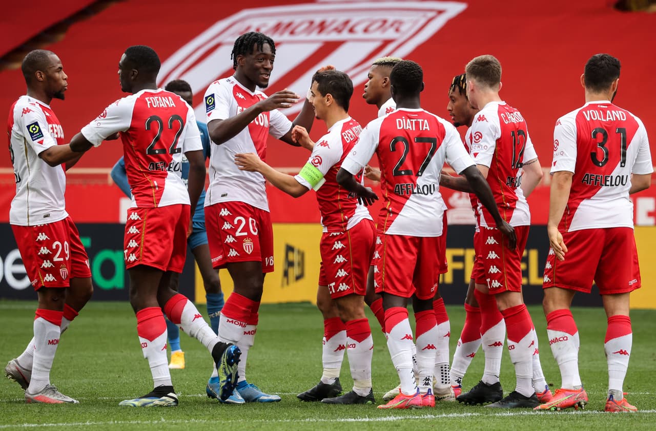 En otro partido, Mónaco goleó 4-0 al Metz con un doblete de Wissam Ben Yedder y goles de Cesc Fabregas y Kevin Volland. El equipo del principado se situó en la tercera posición con 62 puntos.