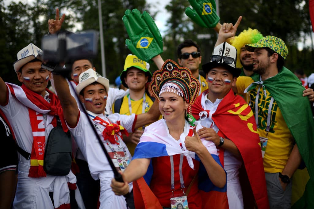Los fanáticos del duelo entre Rusia y España viven una jornada especial en Moscú y en el estadio de Luzhniki en medio del partido de octavos de final del Mundial de Rusia 2018.