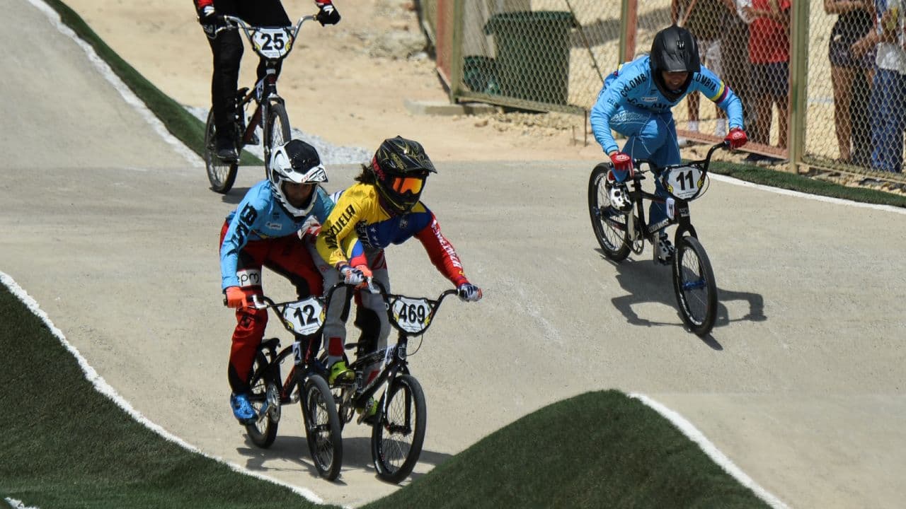 Stefany Hernández (de amarillo) quedó descalificada de la competencia.