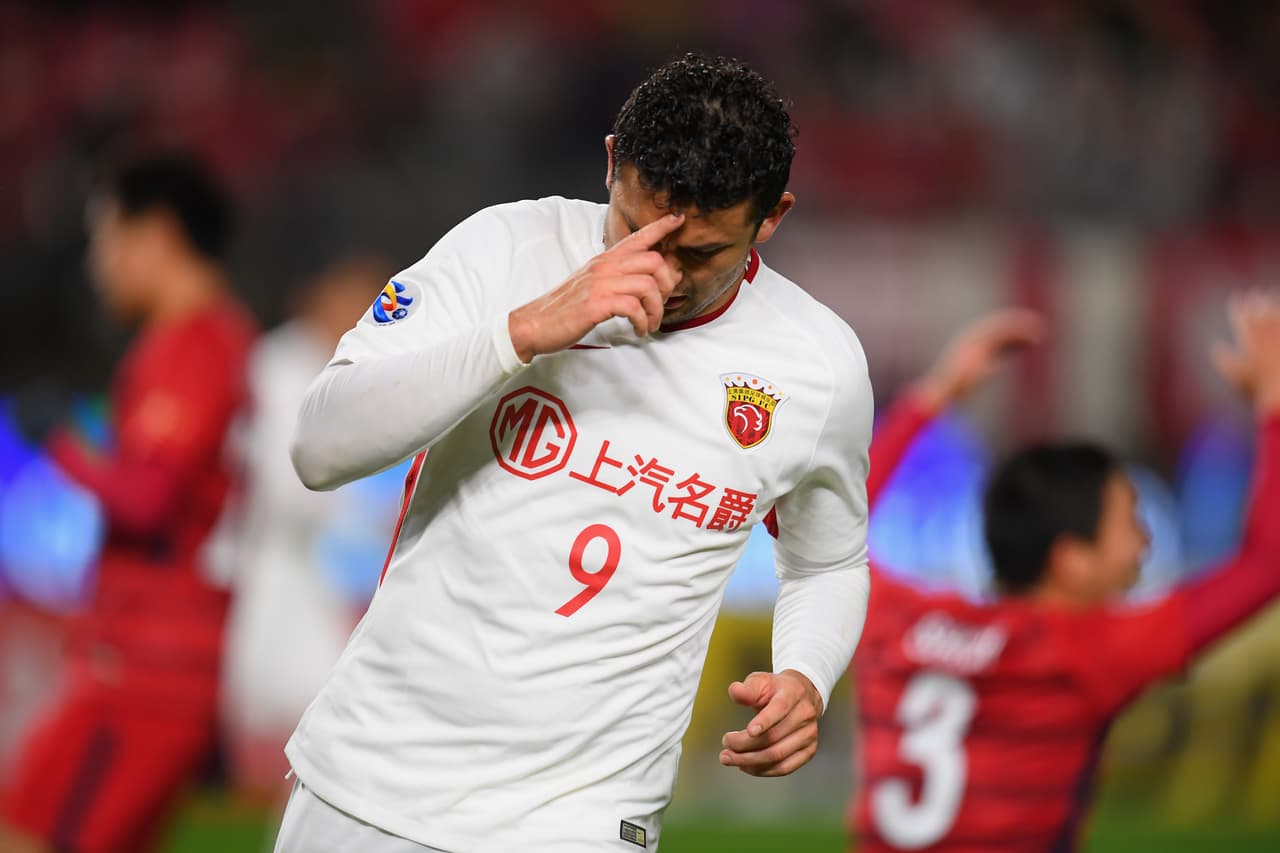 Para jugar con China debe renunciar a su nacionalidad brasileña y se cambiará el nombre por uno en cantonés. Elkeson se llamará Ai Jisen.